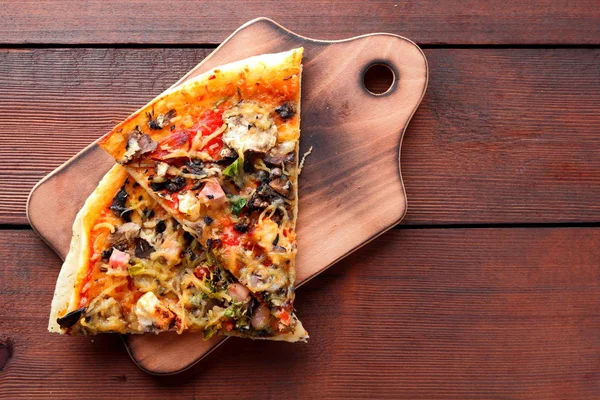 Bir tahta masa, ahşap arka plan üstten görünüm, yaz tatili, Amerikan Gıda, kopya alanı, vintage tarzı, iştah açıcı yemek İtalyan yemeği İtalyan pizza pizza dilimleri Amerikan Mutfagi