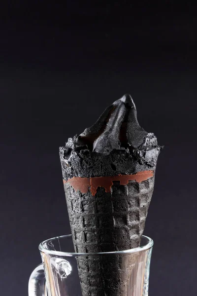 黒の背景にブラック アイス ワッフル コーン スタイリッシュな夏のデザート 冷たい牛乳製品デザイナー 創造的なのためにチョコレート アイス クリーム コピー — ストック写真