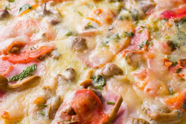 Ahşap kurullarında İtalyan pizza, pizza pastırmalı, kurutulmuş domates ve Parmesan peyniri, İtalyan mutfağı, et ve peynir, iştah açıcı yemek alanı Kopyala