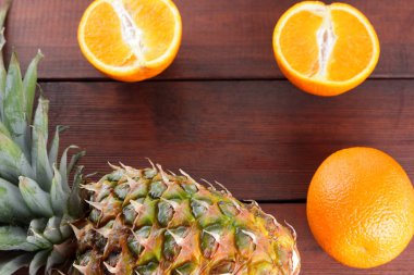 Ananas ve portakal ahşap kurullarında, ananas ile bırakır ve turuncu üst yarıyı da görüntülemek, tropikal meyveler ile kopya alanı, tasarımcı için boş vejetaryen yemek