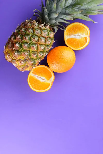 Pineapple Oranges Purple Background Citrus Top View Pineapple Halves Oranges — Stock Photo, Image