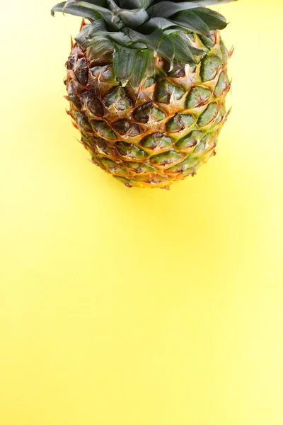 Ananas Gul Bakgrund Tropisk Frukt Ovanifrån Ananas Pop Art Stil — Stockfoto