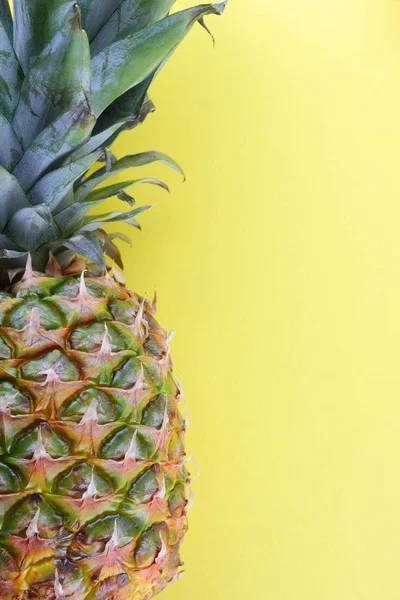 Ananas Een Gele Achtergrond Tropische Vruchten Top Uitzicht Ananas Pop — Stockfoto