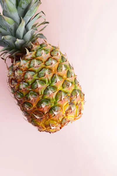 Ananas Een Roze Achtergrond Tropische Vruchten Top Uitzicht Ananas Pop — Stockfoto