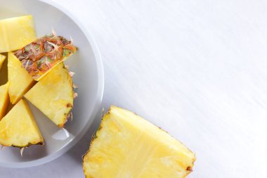 Bir beyaz tabak, ananas bir beyaz arka plan en iyi görünümde, kahvaltıda vejetaryen yemek, tropikal meyve salatası ananas parçaları alanı Kopyala