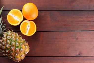 Ananas ve portakal ahşap kurullarında, ananas ile bırakır ve turuncu üst yarıyı da görüntülemek, tropikal meyveler ile kopya alanı, designer, vejetaryen yemek, sanat için boş