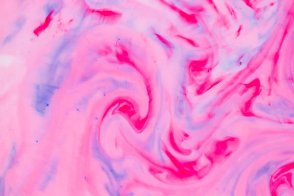 抽象粉红色蓝色背景在液体 纹理与油漆 多彩多姿的样式为设计师 抽象样式从食物染料在牛奶 空白为设计师 — 图库照片