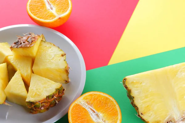 Pieces Pineapple Oranges White Plate Chopped Pineapple Half Orange Multicolor — Stock Photo, Image