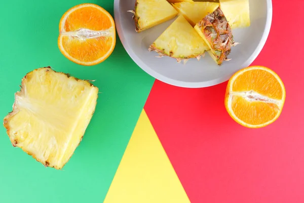 Pieces Pineapple Oranges White Plate Chopped Pineapple Half Orange Multicolor — Stock Photo, Image