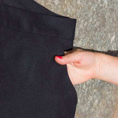 Siyah erkekler pantolon yalan eski verandada, karanlık pantolon doğal kumaş gri bir arka plan, Erkek giyim doğal bir arka plan üzerinde boş bir mağaza için giyim terzilik bir tasarımcı için yapılan