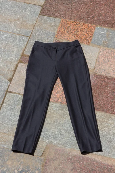 Czarne Męskie Spodnie Leżą Stary Ganek Ciemne Spodnie Wykonane Naturalnej — Zdjęcie stockowe