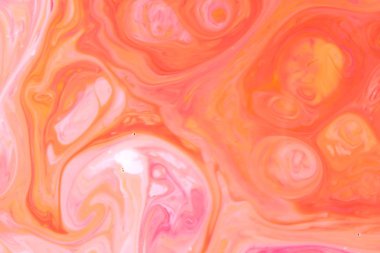 Çok renkli holografik arka plan, turuncu sıvı dökülmeleri, çok renkli desen, süt renklerde gıda, su, tasarımcı için boş renk doku