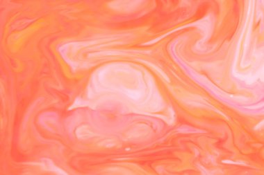 Çok renkli holografik arka plan, turuncu sıvı dökülmeleri, çok renkli desen, süt renklerde gıda, su, tasarımcı için boş renk doku