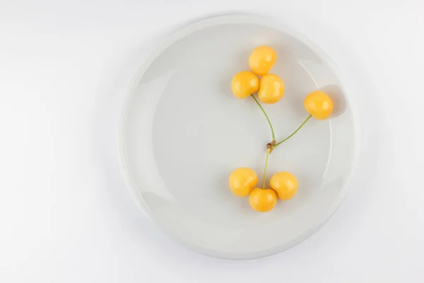 Yellow Cherries White Plate Fresh Cherries White Background Yellow Berries — Stock Photo, Image