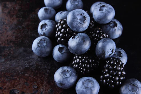 Blueberries Blackberries Dark Background Fresh Berries Vegan Fruits Rusty Background — Stock Photo, Image
