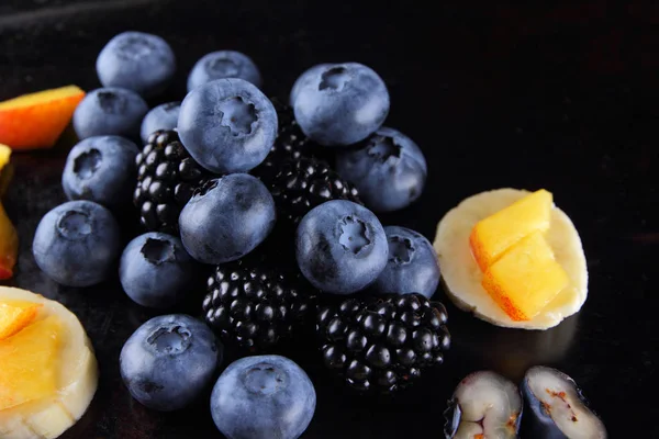 Different Fruits Berries Dark Background Fresh Berries Pieces Banana Peach — Stock Photo, Image