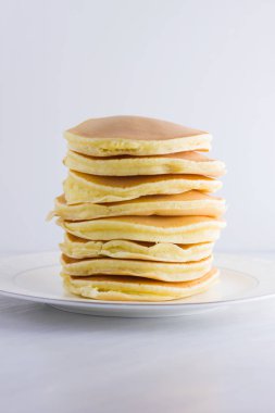 Beyaz bir arka plan üzerinde krep. Birçok krep kopya alanı ile beyaz tabakta. Kahvaltı için lezzetli yemek. Festival gıda