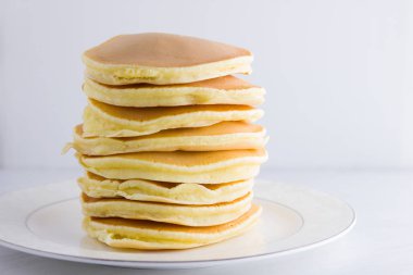 Beyaz bir arka plan üzerinde krep. Birçok krep kopya alanı ile beyaz tabakta. Kahvaltı için lezzetli yemek. Festival gıda