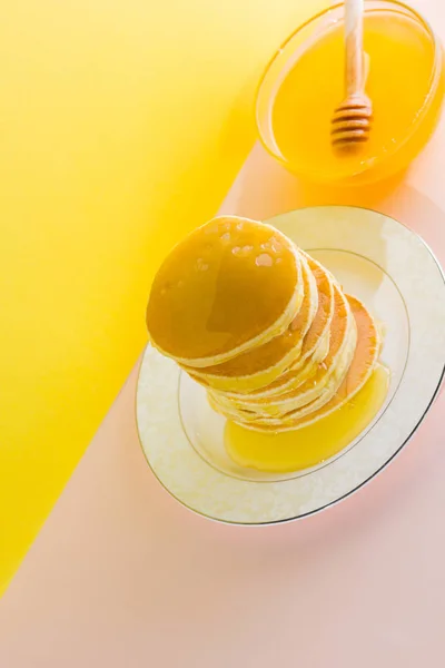 Τηγανίτες Μέλι Κίτρινο Φόντο Ροζ Ορεκτικό Κρέπες Ένα Λευκό Πιάτο — Φωτογραφία Αρχείου