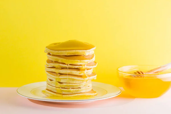 Panquecas Com Mel Fundo Rosa Amarelo Panquecas Apetitosas Prato Branco — Fotografia de Stock