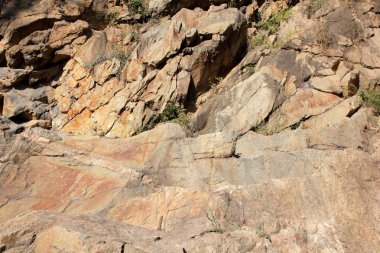 Granit kayalar güneşte. Granit taş dokusuna. Arka plan doğal malzeme. Eski zamanların kayalık kayalar