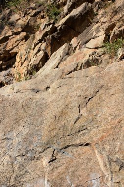 Granit kayalar güneşte. Granit taş dokusuna. Arka plan doğal malzeme. Eski zamanların kayalık kayalar