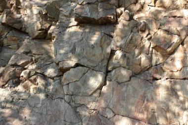 Granit kayalar güneşte. Granit taş dokusuna. Arka plan doğal malzeme. Eski zamanların kayalık kayalar