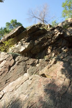 Granit kayalar güneşte. Granit taş dokusuna. Arka plan doğal malzeme. Eski zamanların kayalık kayalar