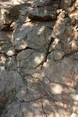 Granit kayalar güneşte. Granit taş dokusuna. Arka plan doğal malzeme. Eski zamanların kayalık kayalar