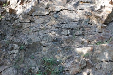 Granit kayalar güneşte. Granit taş dokusuna. Arka plan doğal malzeme. Eski zamanların kayalık kayalar