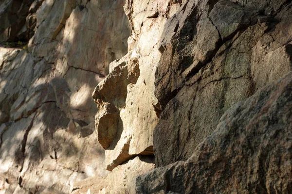 Granit kayalar güneşte. Granit taş dokusuna. Arka plan doğal malzeme. Eski zamanların kayalık kayalar
