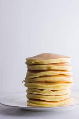 Beyaz bir arka plan üzerinde krep. Birçok krep kopya alanı ile beyaz tabakta. Kahvaltı için lezzetli yemek