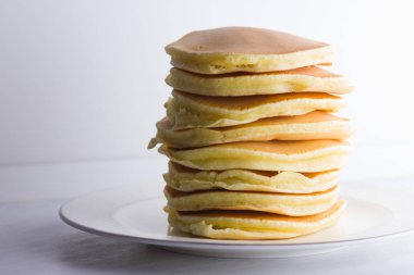 Beyaz bir arka plan üzerinde krep. Birçok krep kopya alanı ile beyaz tabakta. Kahvaltı için lezzetli yemek