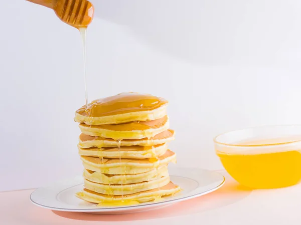 Pfannkuchen Auf Weißrosa Hintergrund Heiße Pfannkuchen Mit Honig Auf Einem — Stockfoto