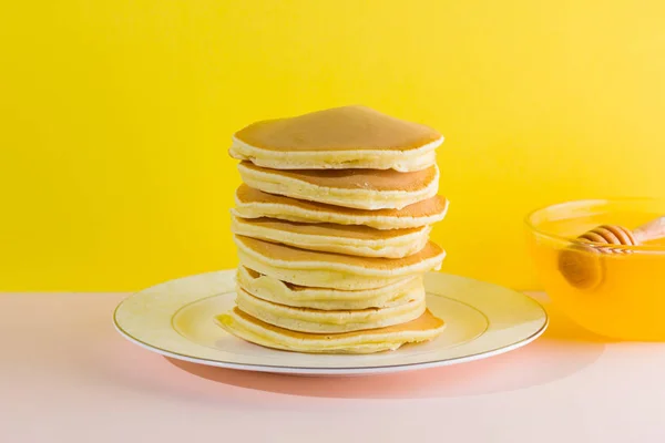 Panquecas Com Mel Fundo Rosa Amarelo Panquecas Apetitosas Prato Branco — Fotografia de Stock