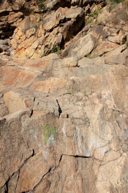 Granit kayalar güneşte. Granit taş dokusuna. Arka plan doğal malzeme. Eski zamanların kayalık kayalar. Minimalizm