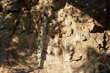 Granit kayalar güneşte. Granit taş dokusuna. Arka plan doğal malzeme. Eski zamanların kayalık kayalar. Minimalizm