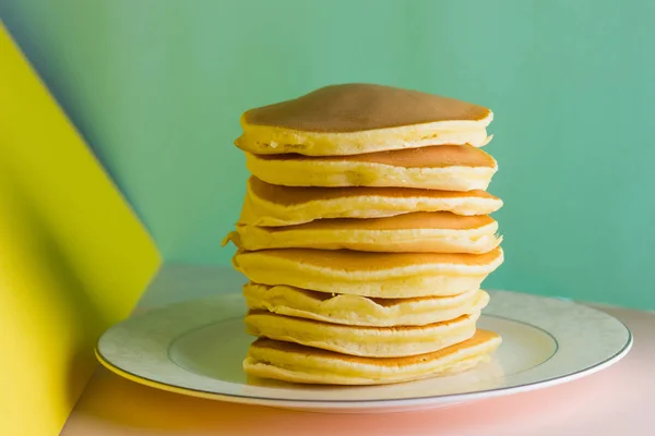 Panqueques Sobre Fondo Verde Amarillo Muchos Panqueques Plato Blanco Con — Foto de Stock