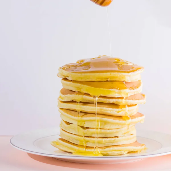 Pannenkoeken Een Wit Roze Achtergrond Warme Pannenkoeken Met Honing Een — Stockfoto