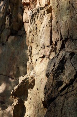 Granit kayalar güneşte. Granit taş dokusuna. Arka plan doğal malzeme. Eski zamanların kayalık kayalar