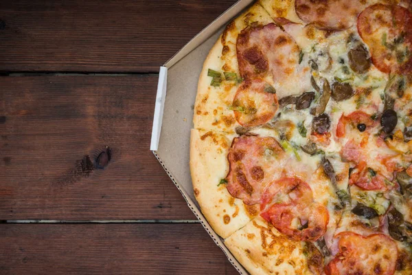 Pizza Italiana Caja Cartón Pizza Sobre Fondo Madera Estilo Rústico — Foto de Stock