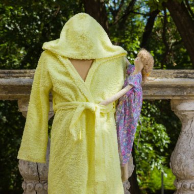 Bornoz havlu kumaş bir manken üzerinde üzerinden. Çocuk bornoz kukuleta ile çocuklar için sarı. Çocuk el yapımı giyim İtalyan terry bezle. Nemi emer saçak ile ev giyim