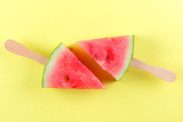 Vattenmelon Popkonst Bitar Vattenmelon Pinne Gul Bakgrund Naturlig Dessert Minimalistisk — Stockfoto