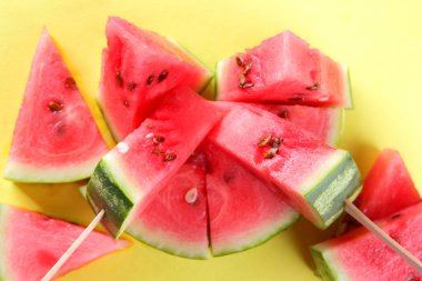 Karpuz pop art. Karpuz sarı mor arka plan üzerinde birçok parçaları. Doğal tatlı. Vejetaryenler için gıda ile yaratıcı hikaye. Sağlıklı gıda