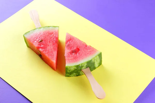 Vattenmelon Popkonst Bitar Vattenmelon Pinne Gul Lila Bakgrund Naturliga Dessert — Stockfoto