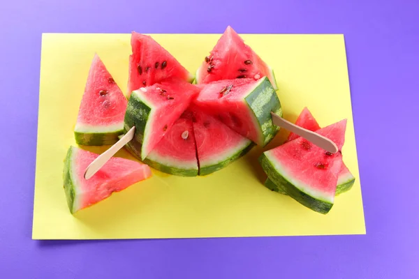 Vattenmelon Popkonst Många Bitar Vattenmelon Gul Lila Bakgrund Naturliga Dessert — Stockfoto