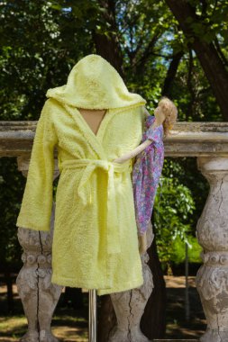Bornoz havlu kumaş manken üzerinde üzerinden. Çocuk bornoz kukuleta ile çocuklar için sarı. Çocuk el yapımı giyim İtalyan terry bezle. Nemi emer saçak ile ev giyim