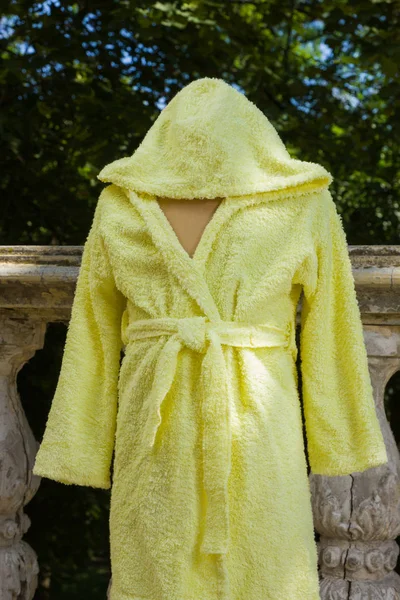 Bornoz havlu kumaş manken üzerinde üzerinden. Çocuk bornoz kukuleta ile çocuklar için sarı. Çocuk el yapımı giyim İtalyan terry bezle. Nemi emer saçak ile ev giyim