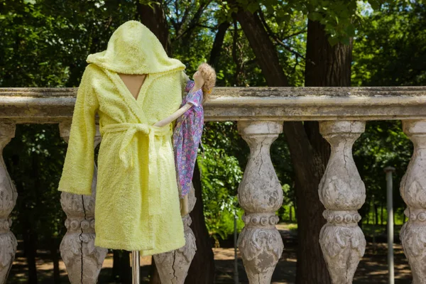 Bornoz havlu kumaş manken üzerinde üzerinden. Çocuk bornoz kukuleta ile çocuklar için sarı. Çocuk el yapımı giyim İtalyan terry bezle. Nemi emer saçak ile ev giyim