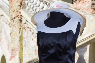 Jersey yaz uzun elbise. Beyaz mavi elbiseyi mankeni. Kadın sarafan doğal kumaştan yapılmış. Doğal arka plan. Kopya alanı